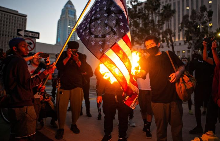 美国传来爆炸性丑闻!特朗普最担心的事情发生了,这下脸丢尽了